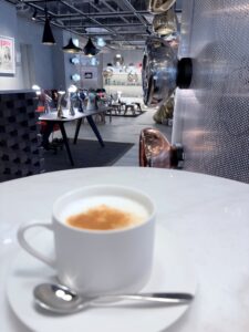 青山のカフェ&ショールーム