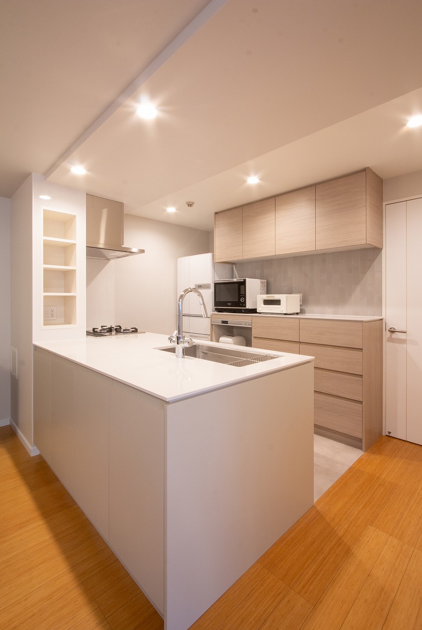 仕切りを設けず、つながりを感じられる開放的なキッチン